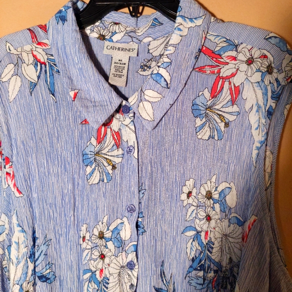 Catherines blue hibiscus floral sleeveless button down top.Size 4X